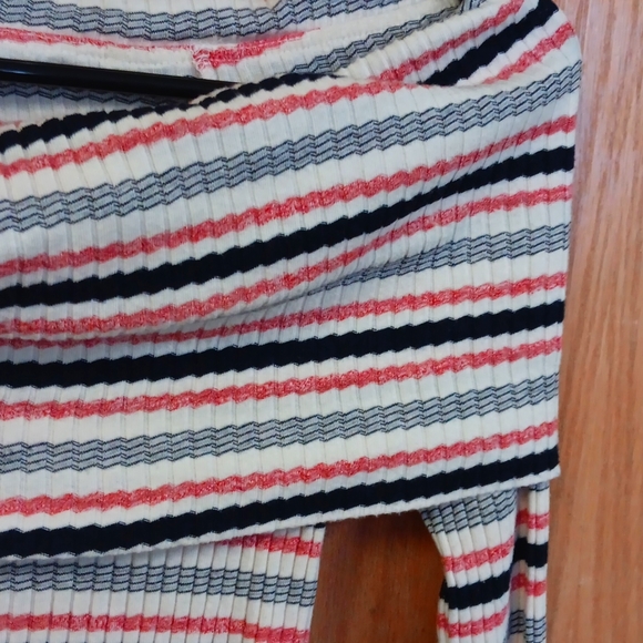 NWOT Sassy off shoulder top! - Picture 3 of 4